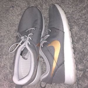 Nike roshe runs
